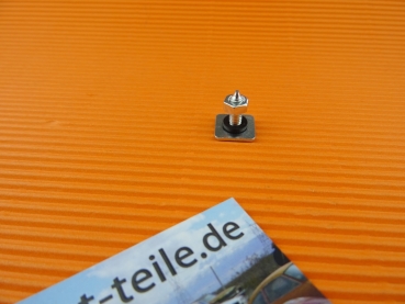 Retaining screw + nut for rear trim strip